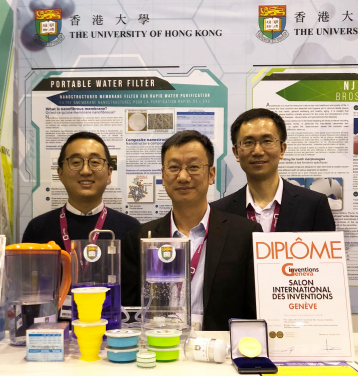 香港大學土木工程系湯初陽教授（中）及研究團隊成員郭浩博士（左）和李賢輝博士（右）研發的高效透水納米纖維濾膜於第四十七屆日內瓦國際發明大會獲得金獎。